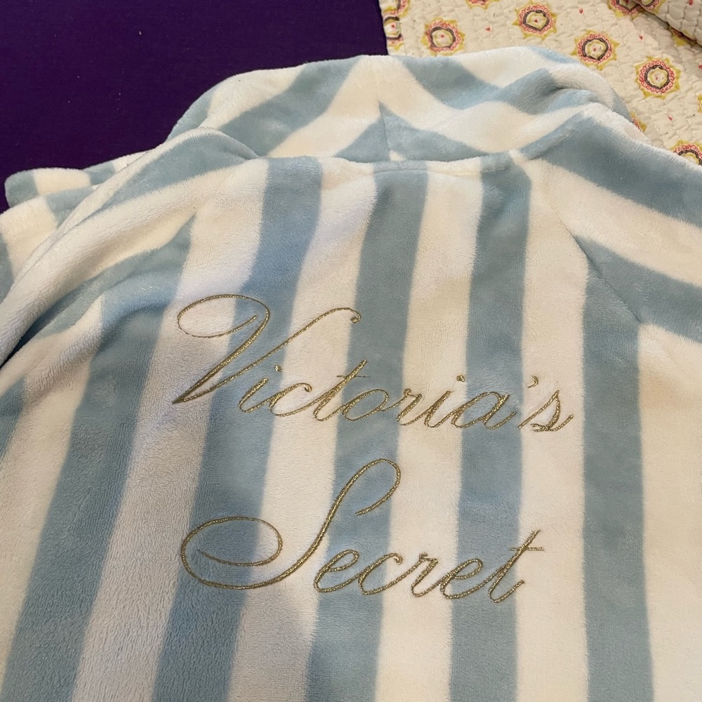 Victoria Secret M/LG women’s robe pinstripe blue and white